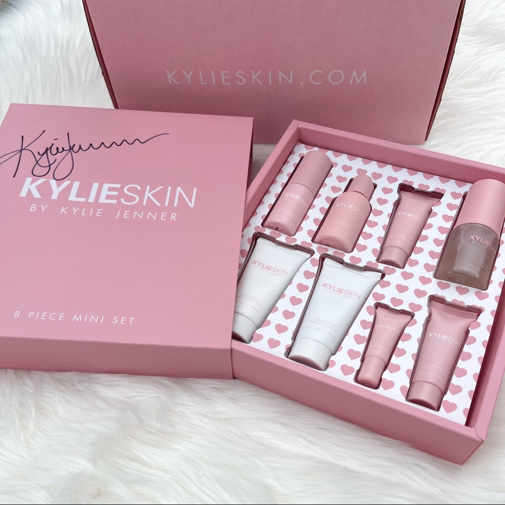 KYLIE SKIN 8 PIECE MINI SET SIGNED